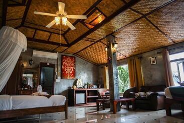 هتل Buri Gallery House
