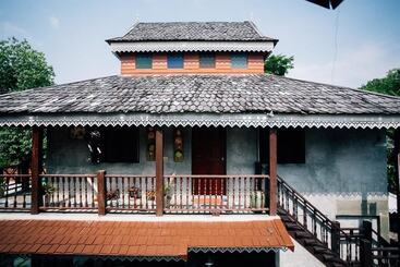هتل Buri Gallery House