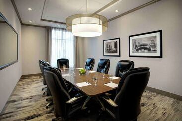 هتل Doubletree By Hilton Chicago Midway Airport
