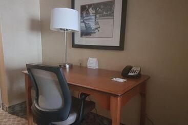 هتل Holiday Inn Carbondale   Conference Center, An Ihg