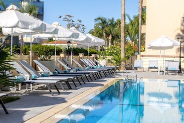 هتل Kapetanios Limassol