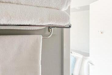 هتل Waves Luxury Suites