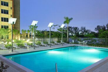 هتل Element Miami International Airport