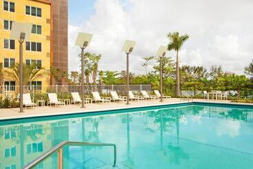 هتل Element Miami International Airport