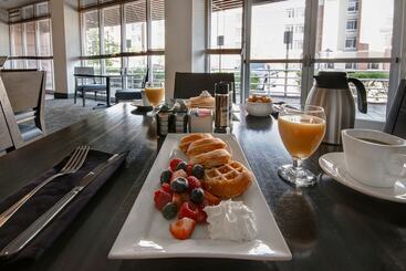 هتل Holiday Inn Detroit Metro Airport, An Ihg