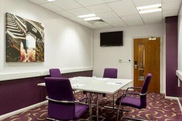 هتل Holiday Inn Express Dunstable By Ihg