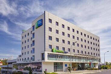 هتل Holiday Inn Express Lisbon Alfragide, An Ihg