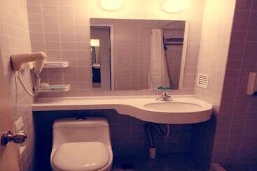 هتل Jinjiang Inn Ningbo Yinxiang City Metro Road