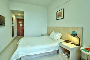 هتل Jinjiang Inn Ningbo Yinxiang City Metro Road