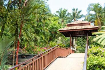 هتل Khaolak Bayfront Resort