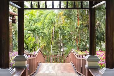 هتل Khaolak Bayfront Resort