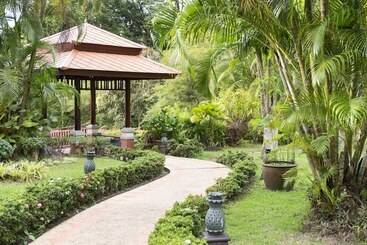 هتل Khaolak Bayfront Resort