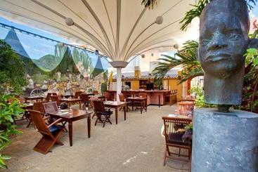 هتل Kura Hulanda Lodge & Beach Club