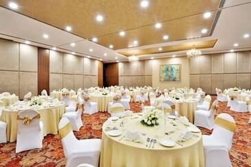 Radisson Blu Plaza Hotel Hyderabad Banjara Hills