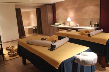 Radisson Blu Plaza Hotel Hyderabad Banjara Hills