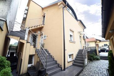 هتل Villa Zrina