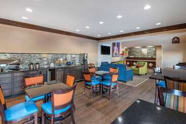 هتل Comfort Inn & Suites
