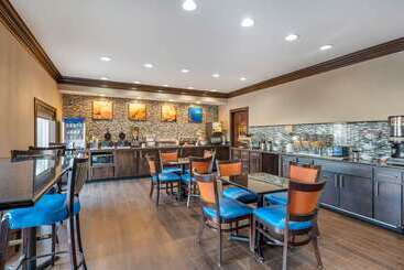 هتل Comfort Inn & Suites