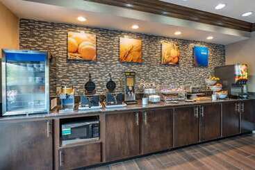 هتل Comfort Inn & Suites