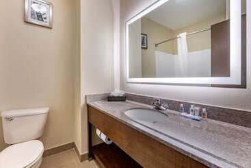 هتل Comfort Inn & Suites