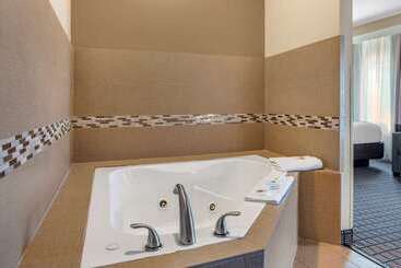 هتل Comfort Inn & Suites
