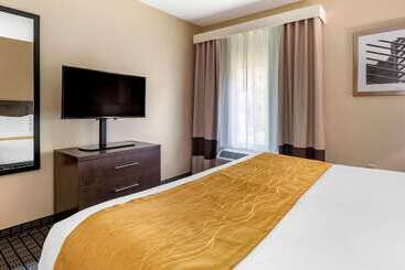هتل Comfort Inn & Suites