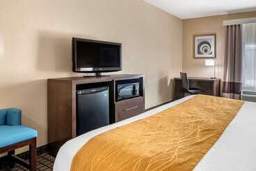 هتل Comfort Inn & Suites