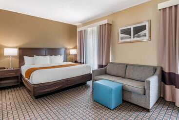 هتل Comfort Inn & Suites