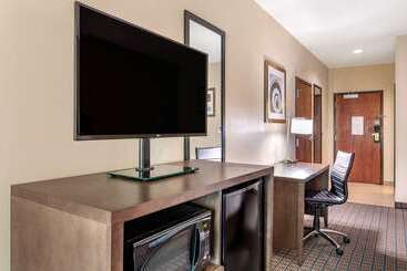 هتل Comfort Inn & Suites