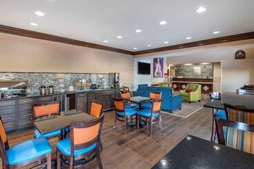 هتل Comfort Inn & Suites