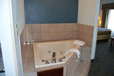 هتل Comfort Inn & Suites