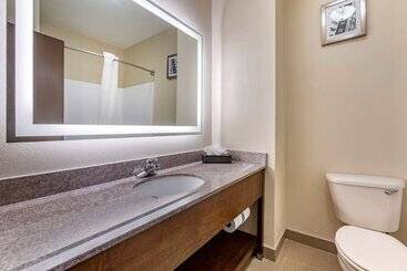 هتل Comfort Inn & Suites