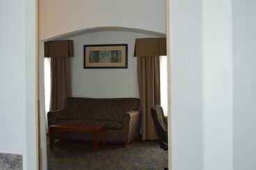 هتل Comfort Inn & Suites