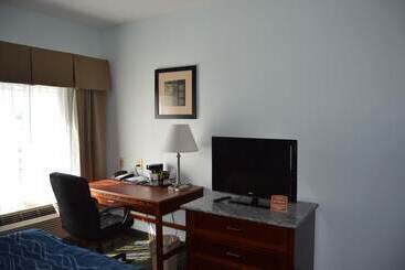 هتل Comfort Inn & Suites
