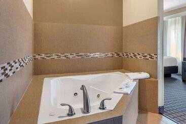 هتل Comfort Inn & Suites