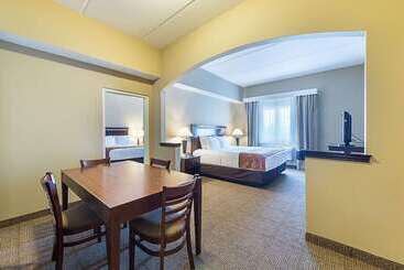 هتل Comfort Suites Beachside