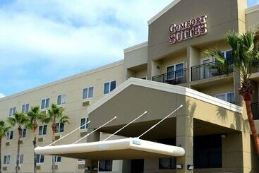 هتل Comfort Suites Beachside