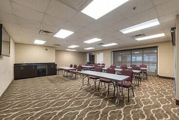 هتل Comfort Suites Beachside