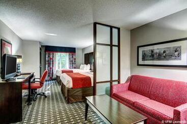هتل Comfort Suites Williamsburg Historic Area
