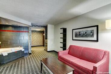هتل Comfort Suites Williamsburg Historic Area