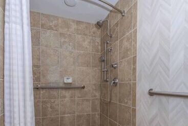 هتل Doubletree By Hilton North Charleston   Convention Center