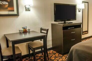 هتل Econo Lodge Inn & Suites