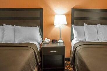 هتل Econo Lodge Inn & Suites