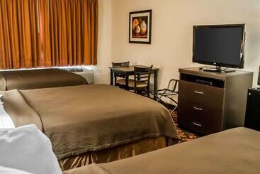 هتل Econo Lodge Inn & Suites