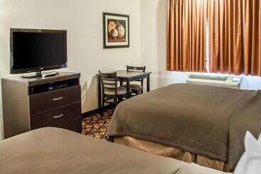 هتل Econo Lodge Inn & Suites