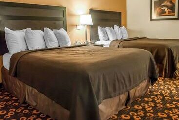هتل Econo Lodge Inn & Suites