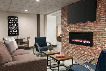 هتل Four Points By Sheraton Raleigh Arena