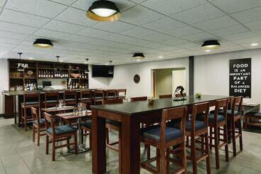 هتل Four Points By Sheraton Raleigh Arena