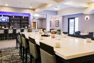 هتل Holiday Inn Longview   North, An Ihg