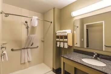 هتل La Quinta By Wyndham Fargo Medical Center